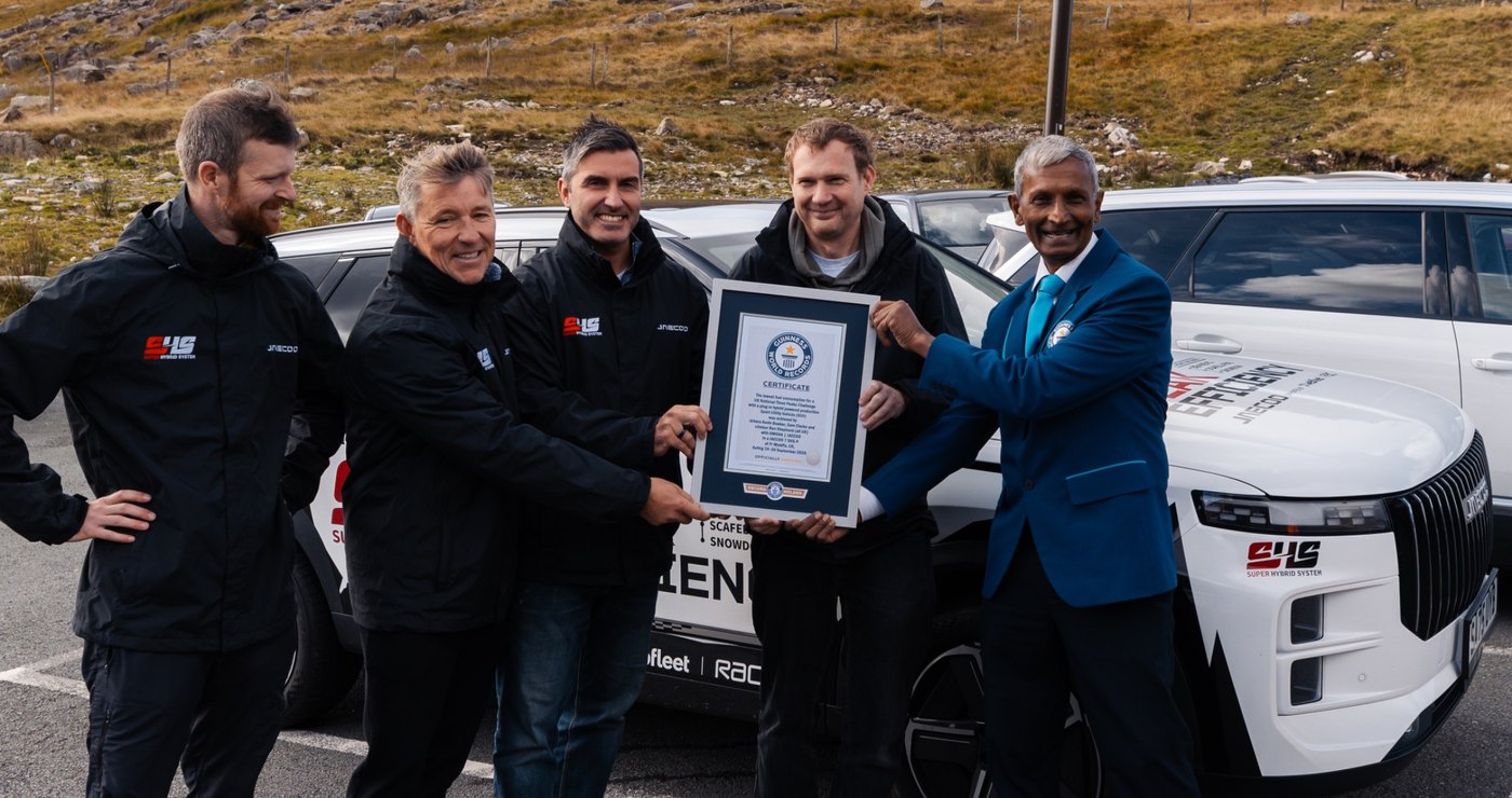 JAECOO team celebrating the Guinness World Records achievement after the National Three Peaks challenge